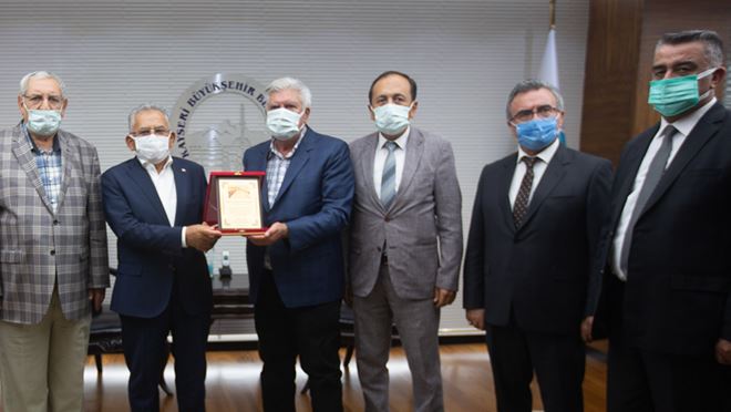 ‘AHİ BABASI’ BAŞKANA TEŞEKKÜR PLAKETİ