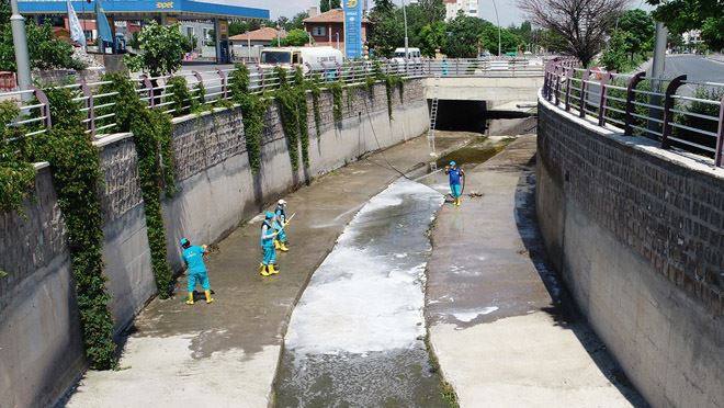 DÜZENLİ OLARAK TEMİZLİYOR