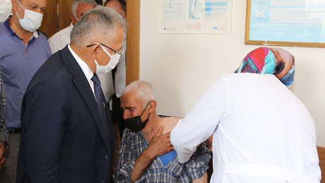 DOKTOR BAŞKANIN REFAKATİNDE AŞI OLDU