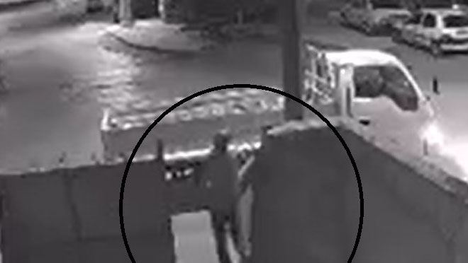 DEMİR KAPIYI ÇALDIKTAN SONRA KAÇTILAR