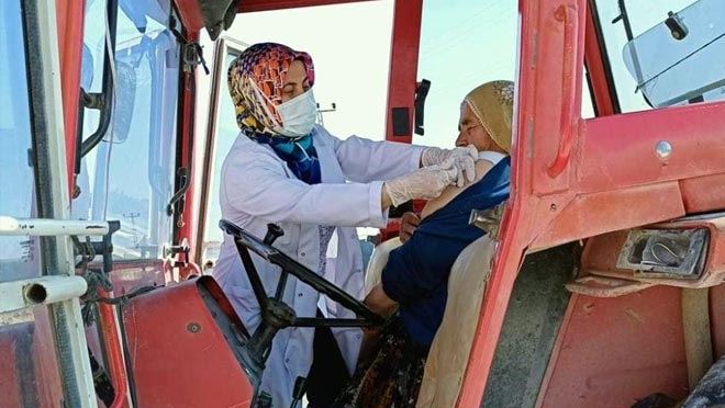 TRAKTÖR ÜZERİNDE AŞI