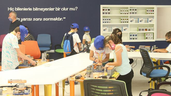 BİLİM KAMPI İLE HEM ÖĞRENİYOR HEM DE EĞLENİYOR