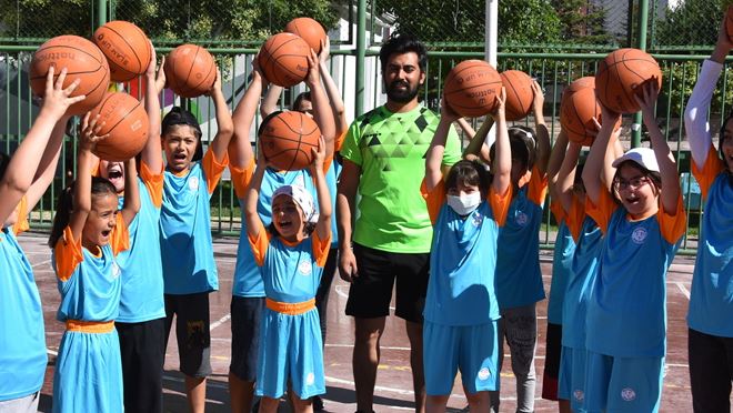 BAŞARILI VE YETENEKLİ NESİLLER YETİŞTİRİYOR