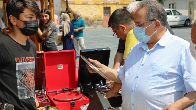 ANTİKA PAZARI GEÇMİŞİN RUHUNU YANSITIYOR