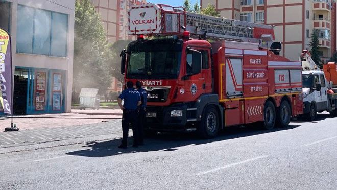 MARKETTE YANGIN PANİĞİ  ELEKTRİK PANOSUNDA ÇIKAN YANGINDA 1 PERSONEL DUMANDAN ETKİLENDİ