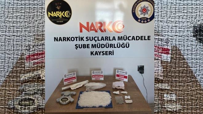 NARKOTİK DEDEKTİFLERİ UYUŞTURUCUYA GEÇİT VERMEDİ  UYUŞTURUCU TİCARETİ YAPAN 2 KİŞİ GÖZALTINA ALINDI  