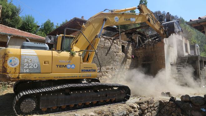 ZÜMRÜT ANNENİN YARALARI SARILIYOR