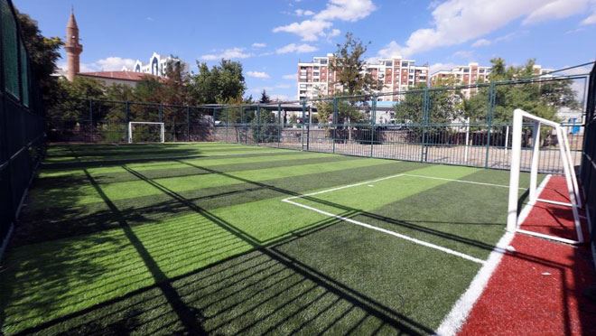 TALAS BELEDİYESİ İLÇE OKULLARININ SPOR SAHALARINI YENİLEDİ