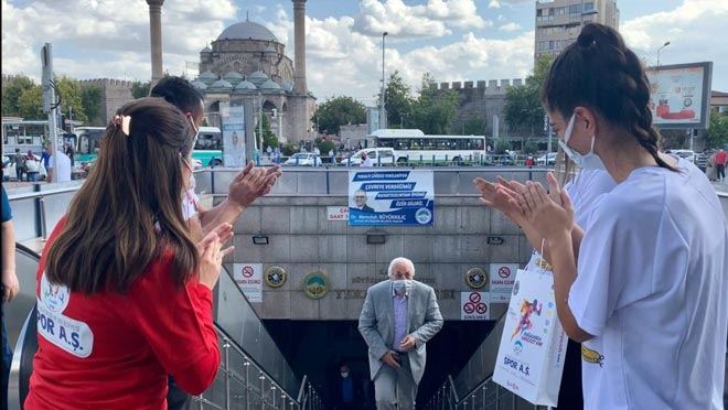 ‘HAREKETLİ’ OLAN VATANDAŞLARA SÜRPRİZ HEDİYE