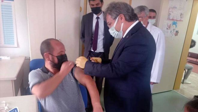 AŞI İÇİN GELEN VATANDAŞIN AŞISINI SAĞLIK MÜDÜRÜ BENLİ YAPTI