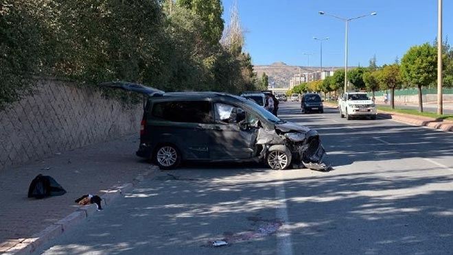 YOLUN KARŞISINA GEÇMEYE ÇALIŞAN AİLEYE ARAÇ ÇARPTI