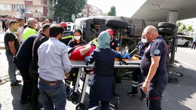 KAZA YAPAN ET YÜKLÜ KAMYONET DEVRİLDİ  