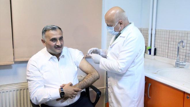 BAŞKAN CABBAR’A AŞISINI MİLLETVEKİLİ TAMER YAPTI