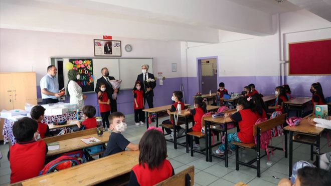 BAŞKAN YALÇIN’DAN ÖĞRENCİLERE GÜNLÜK HEDİYESİ