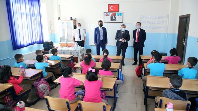 BAŞKAN MEHMET CABBAR İLK DERS GÜNÜNDE ÖĞRENCİLERLE