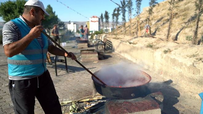 YÖRESEL GELENEK ‘MELİKGAZİ SALÇA GÜNLERİ’NDE YAŞATILIYOR