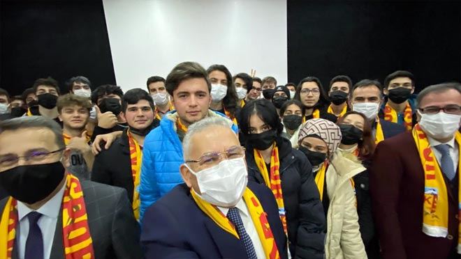 Büyükkılıç öğrencilerle tecrübelerini paylaştı