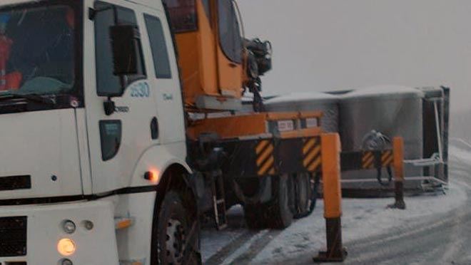 Kaygan yolda süt kamyonu devrildi: 1 yaralı