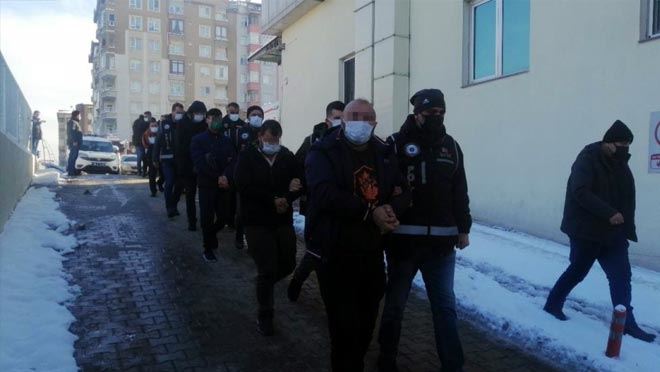 Kaçak telefon operasyonunda gözaltına alınan 9 kişi adliyede