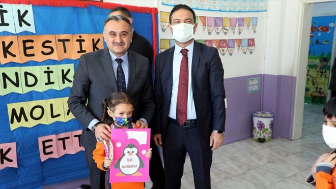 Develi protokolü karne gününde öğrencilerle birlikte