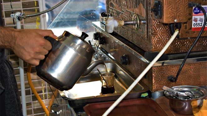 Çaycı genç çay içerken boğuluyordu