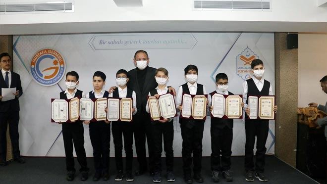 Özhaseki genç hafızların sevincini paylaştı