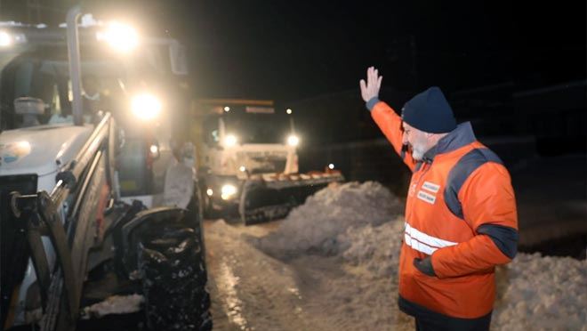 Çolakbayrakdar kar temizleme çalışmalarını takip etti