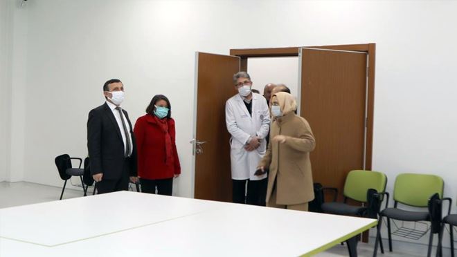 Rektör Çalış, tıp fakültesi merkezi derslikler binasında incelemede bulundu