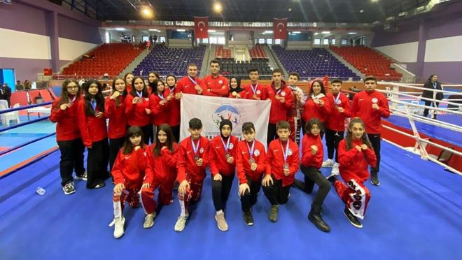 Kayserili sporcu Kick Boks’ta rakip tanımadı