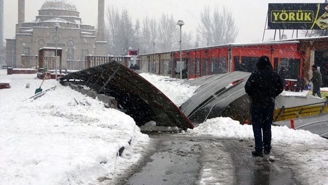 Karın ağırlığına dayanamayan çatı çöktü