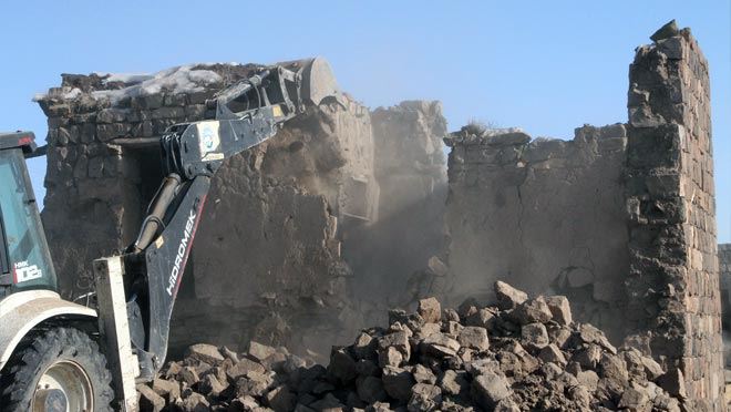 Kırsaldaki tehlikeli yapılar yıkılıyor