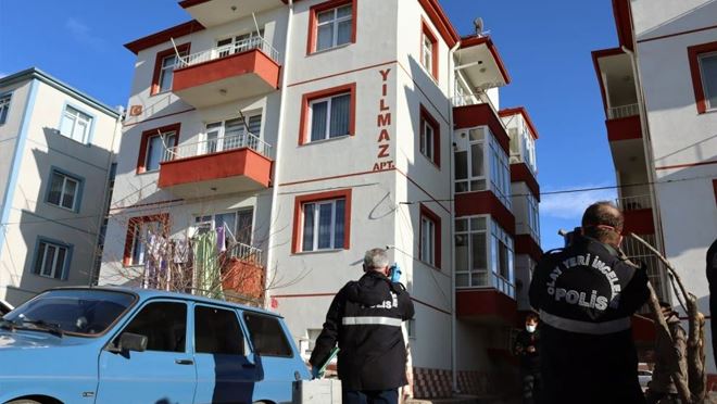 Eşinin ve 1,5 yaşındaki üvey kızının boğazını keserek öldüren şahıs tutuklandı