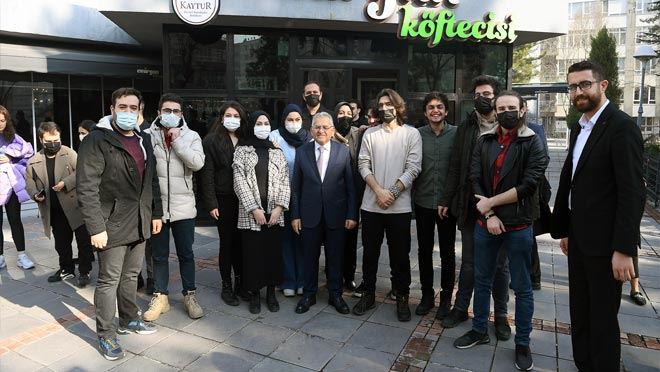 Başkan Büyükkılıç gençlerle kucaklaştı