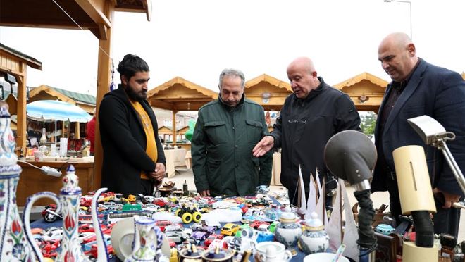 Antika Pazarı’nda alış veriş keyfi başka