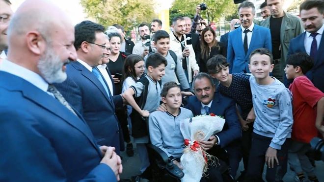 Bakan Özer, Kocasinan’da ortaokul öğrencileriyle bir araya geldi