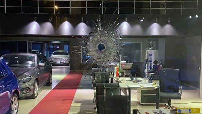 Kayseri’de oto galeriye kurşun yağdırdılar