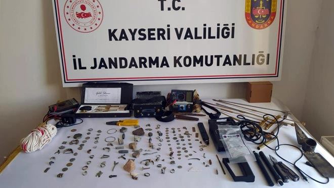 Trafik kontrolünde aranan otomobilden tarihi eser çıktı