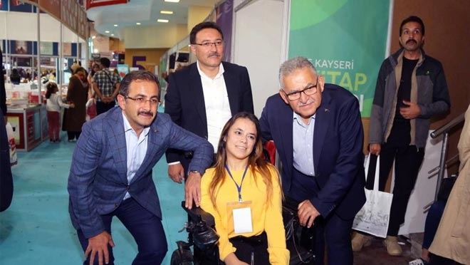 Vali Çiçek ile Başkan Büyükkılıç Kitap Fuarı