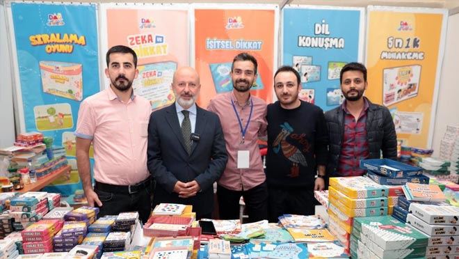 Başkan Çolakbayrakdar Kitap Fuarı’nda şiir okudu