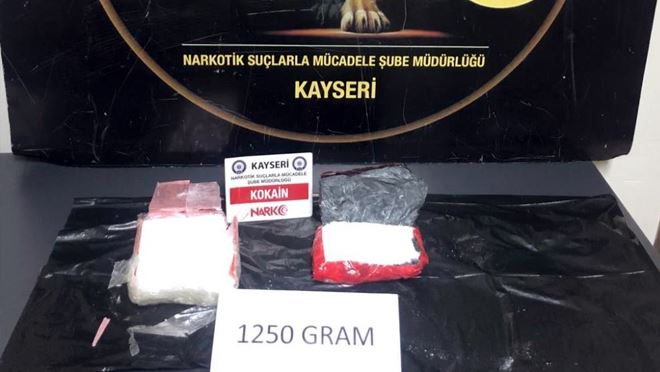 Otomobilden 1 kilo 250 gram uyuşturucu çıktı