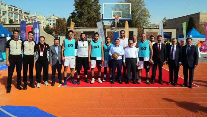 Başkan ve Vali sokak basketbolu oynadı