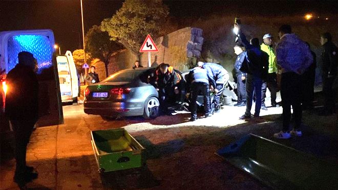 Otomobil istinat duvarına çarptı