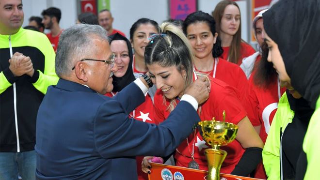 Büyükkılıç, sporcuların cumhuriyet coşkusuna ortak oldu