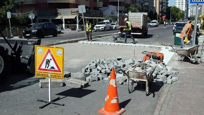 Yaya yolu ve çevre düzenleme çalışması ile Melikgazi yenileniyor