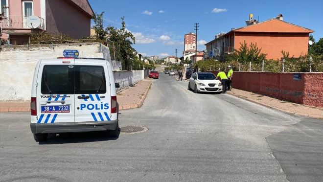 Yakalanacaklarını anladılar, aracı bırakıp kaçtılar