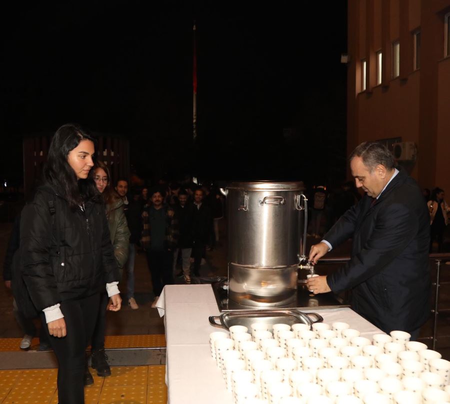 Rektör Altun’dan öğrencilere çorba ikramı