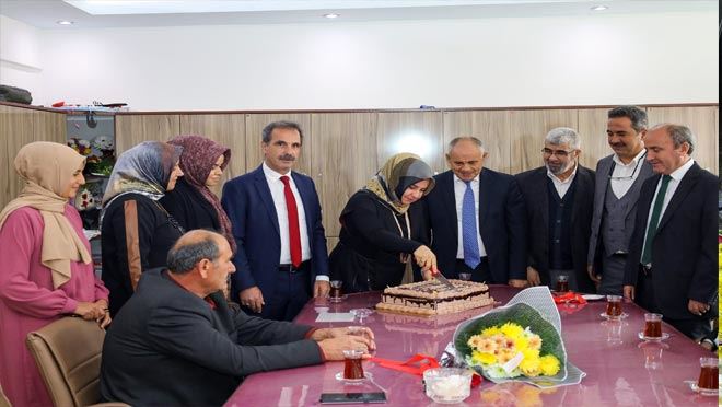 Başkan Öztürk eğitimcilere pasta ikram etti.