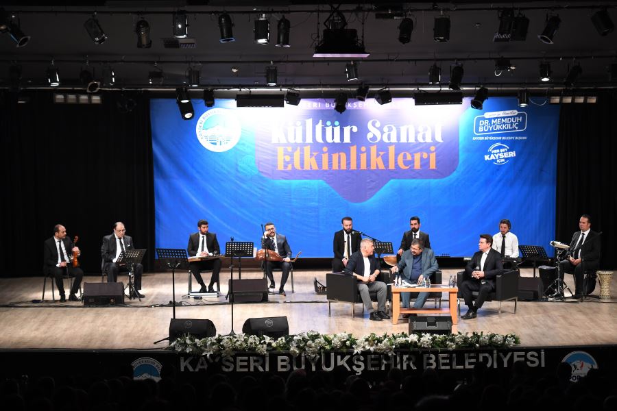 Büyükkılıç, konser ve şiir dinletisinde şarkı söyledi