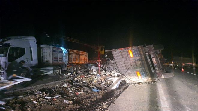  Hurda yüklü tır devrildi