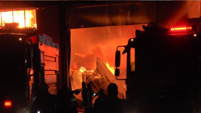     Çelik kapı fabrikası alevlere teslim oldu 